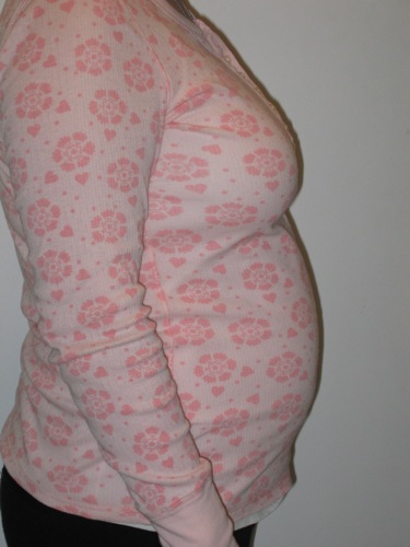 25 weeks pregnant. 25 Weeks Pregnant-side view
